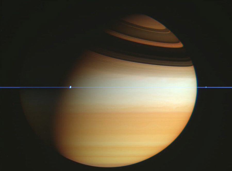 La sonda espacial Cassini cruza el plano de los anillos de Saturno