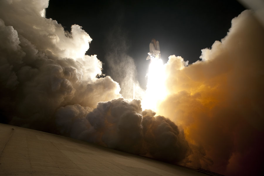 Lanzamiento nocturno del transbordador espacial Endeavour