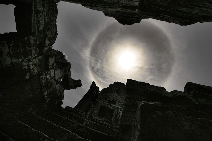 Un halo solar sobre Camboya