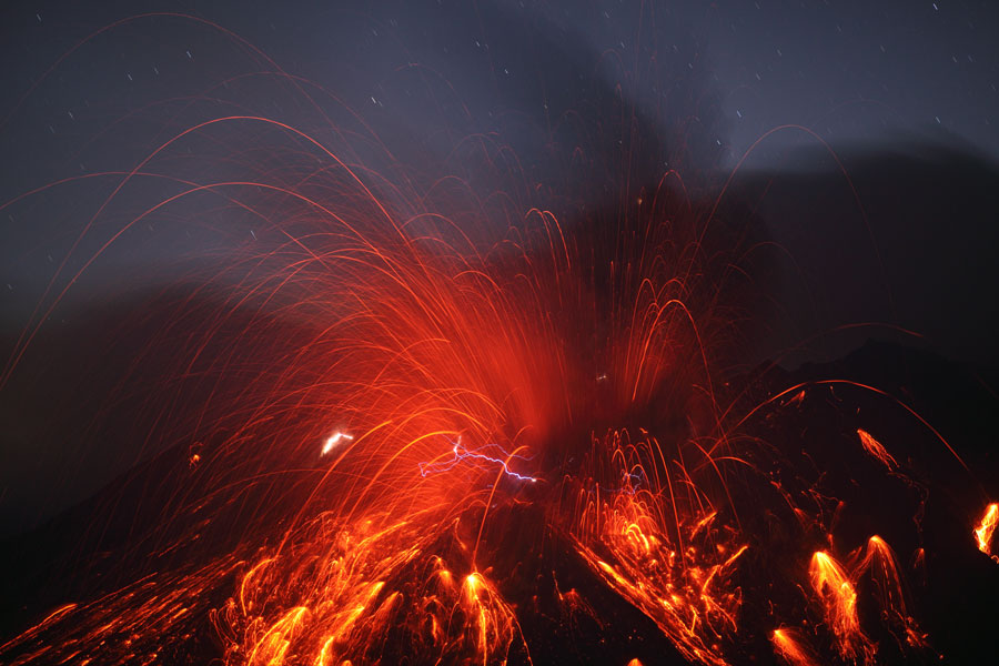 El volcán Sakurajima con relámpagos