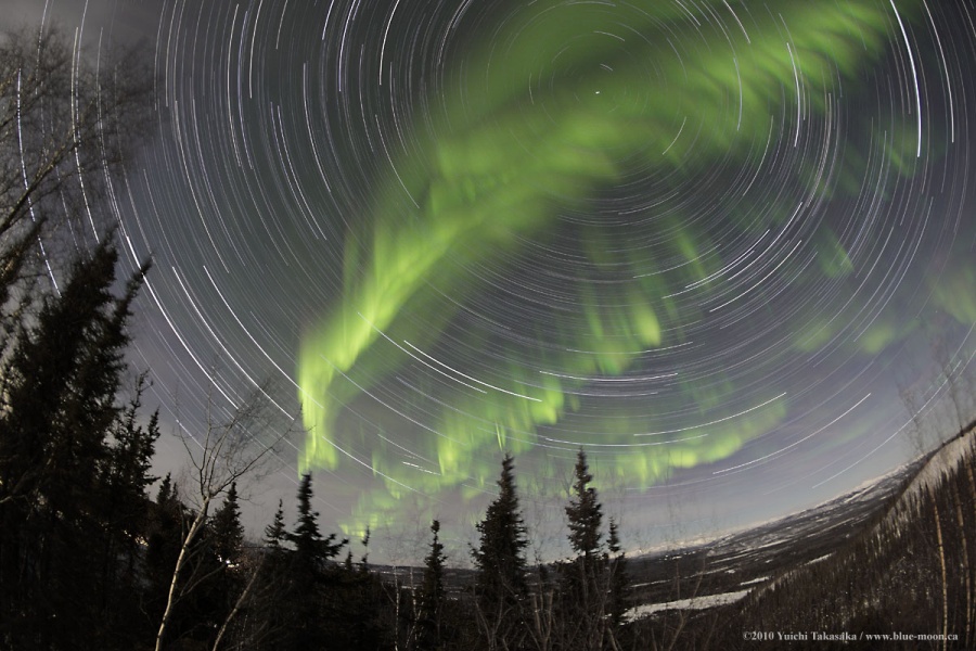 Aurora en Yukon con trazos estelares