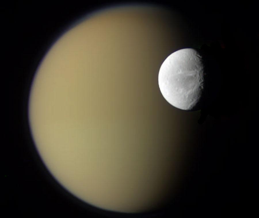 Las lunas Dione y Titán de Saturno desde la Cassini