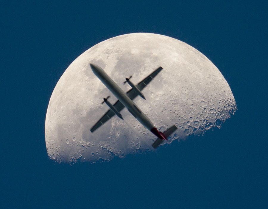 Un avión en frente de la Luna
