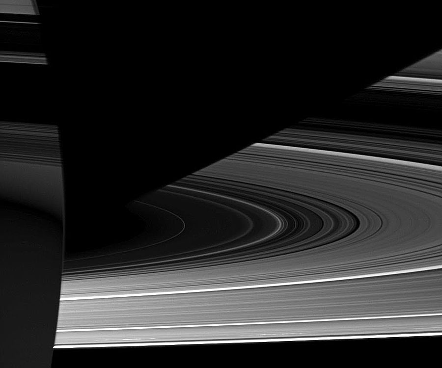 Saturno: Luz, oscuridad y extraño