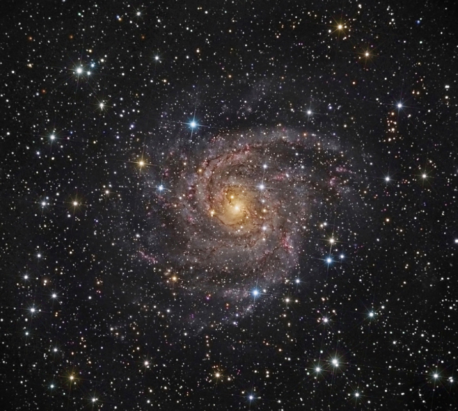 IC 342, galaxia oculta