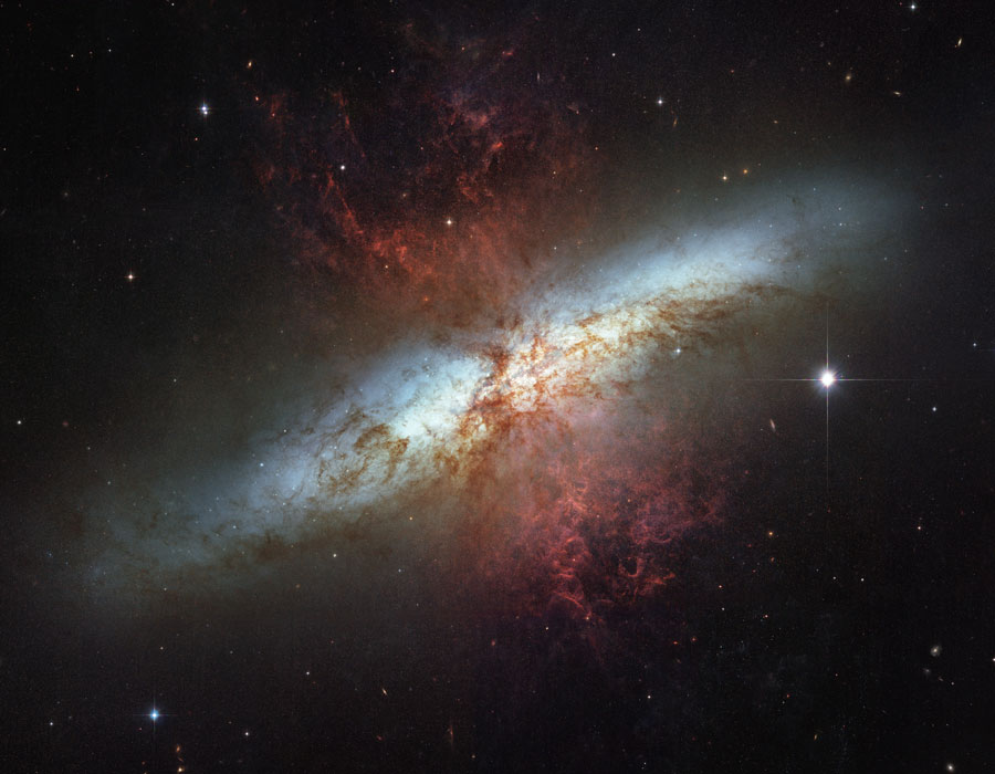 M82: galaxia con un viento supergaláctico
