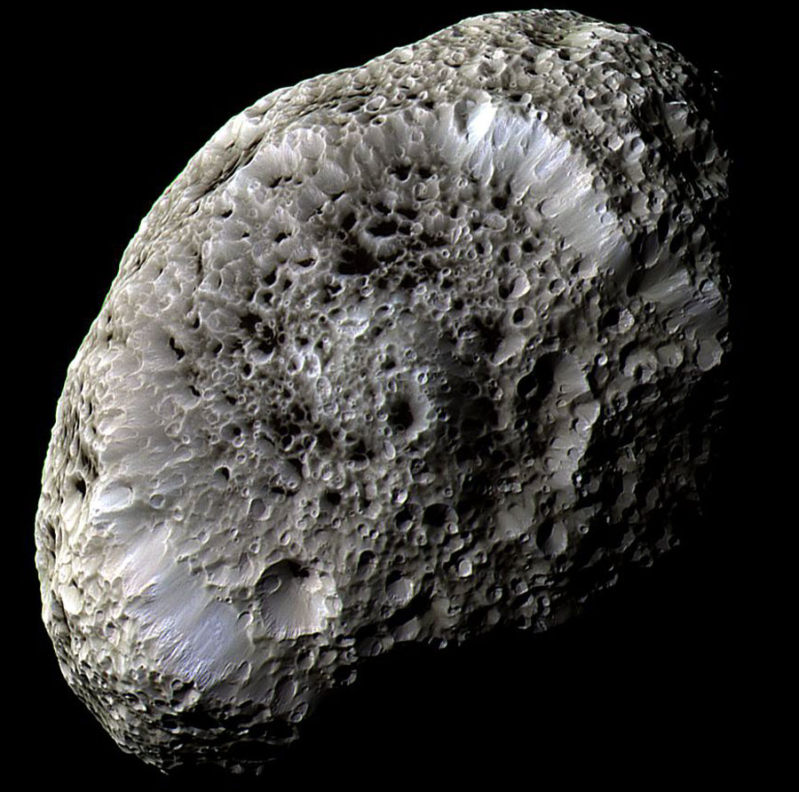 Hiperión en Saturno: Una luna con extraños cráteres