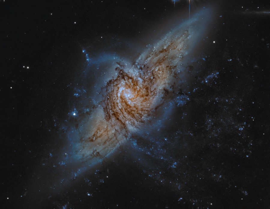 NGC 3314: Cuando las galaxias se superponen