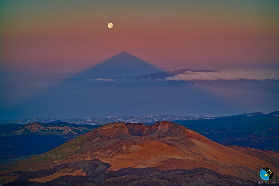 La sombra triangular de un gran volcán