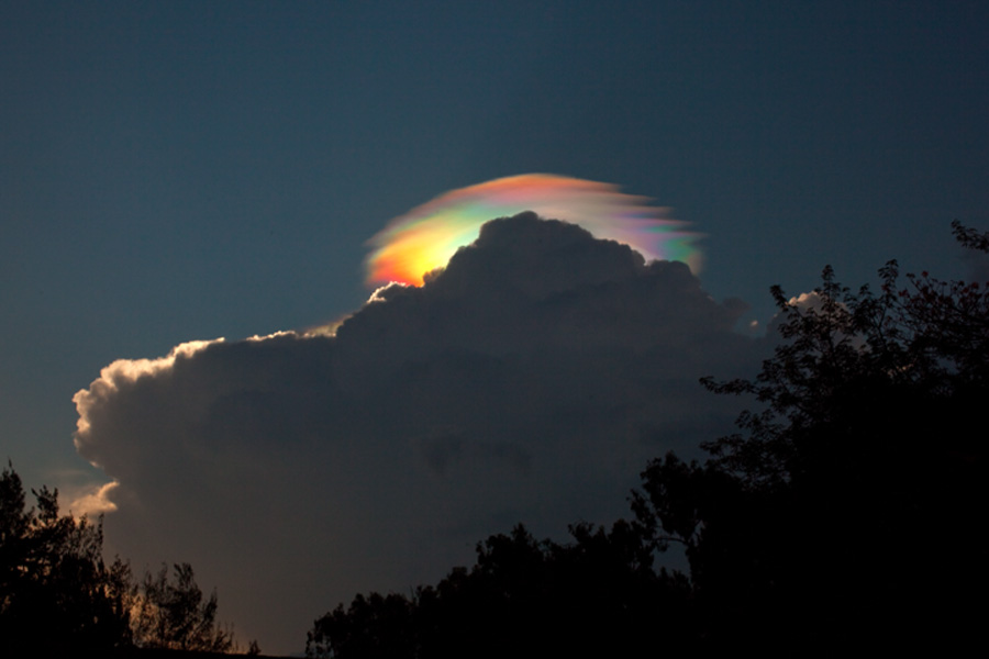 Una nube iridiscente pileus sobre Etiopia