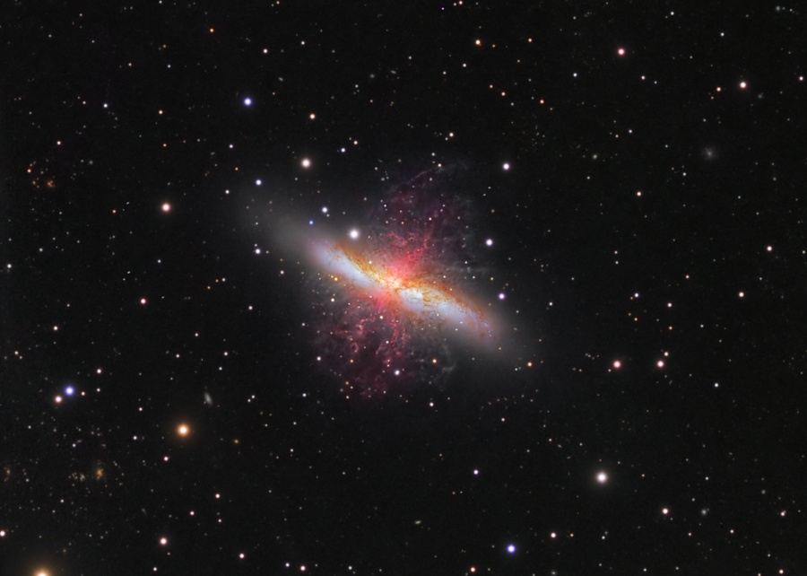 M 82: galaxia de estallido de estrellas con un súper viento