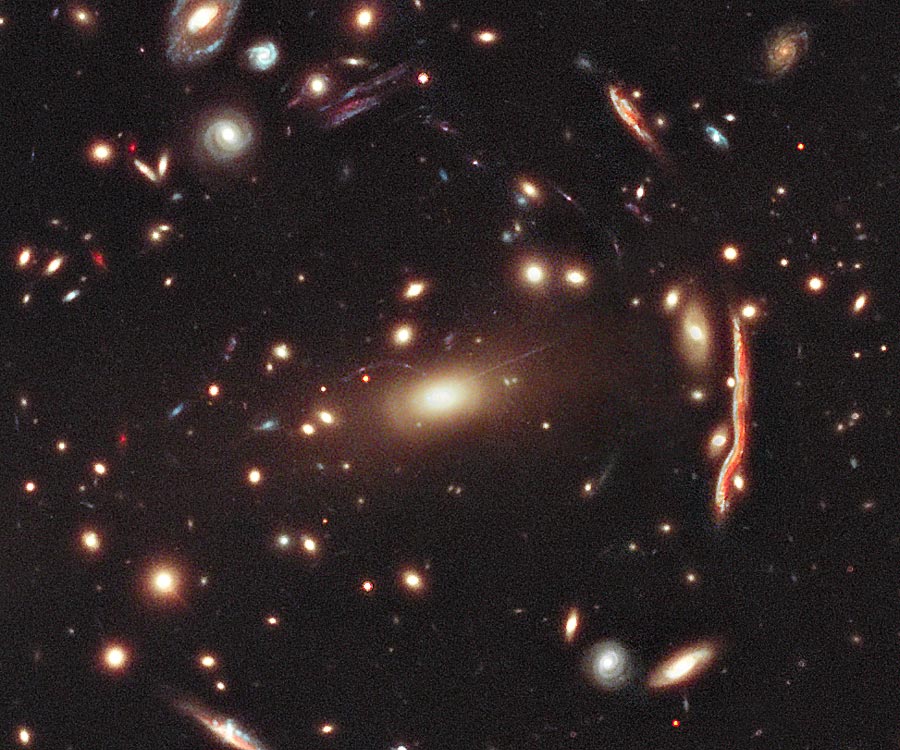 MACS 1206: un cúmulo de galaxias que actúa como lente gravitatoria