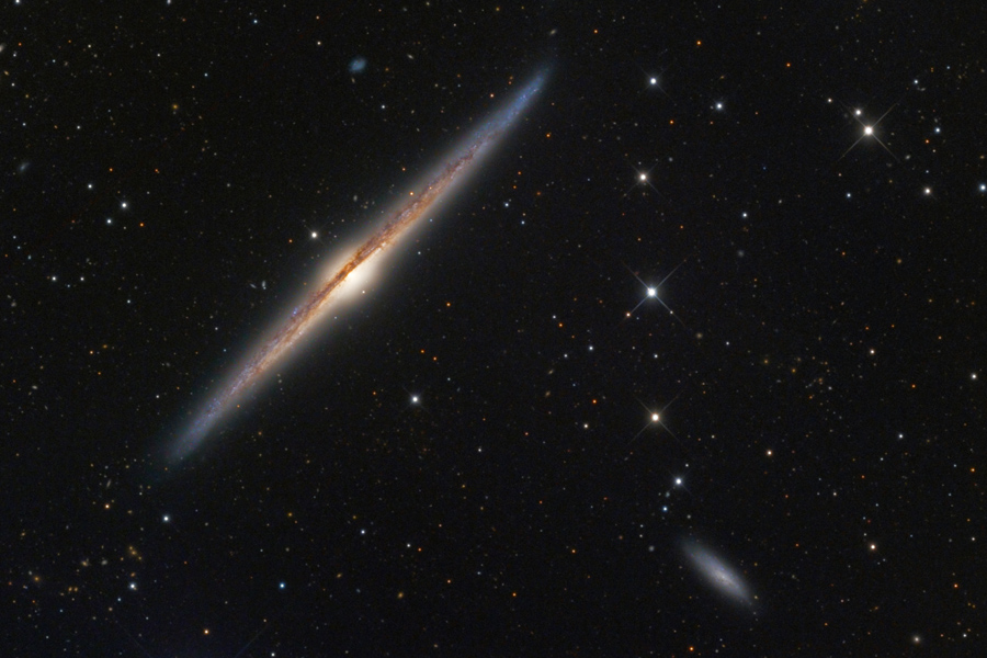 NGC 4565: la galaxia de canto
