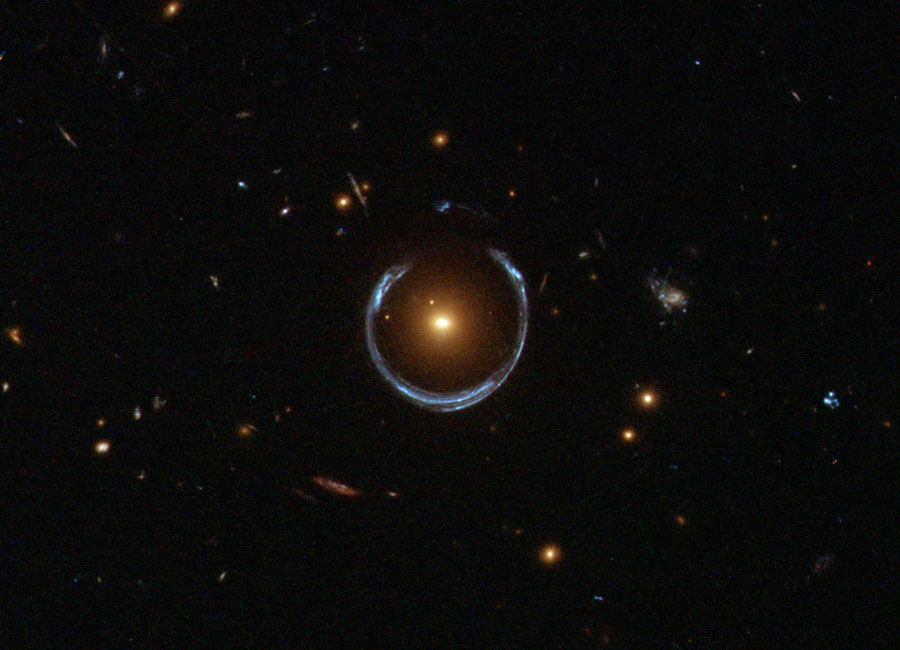 Un anillo de Einstein con forma de herradura desde el Hubble