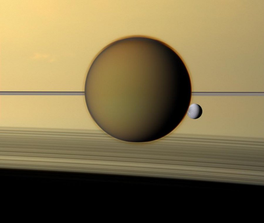Al lado del anillo con Titán y Dione