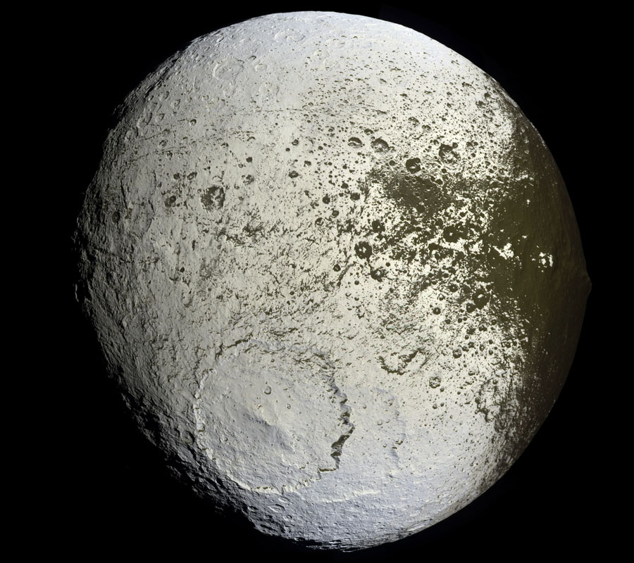 Iapetus, el satélite pintado
