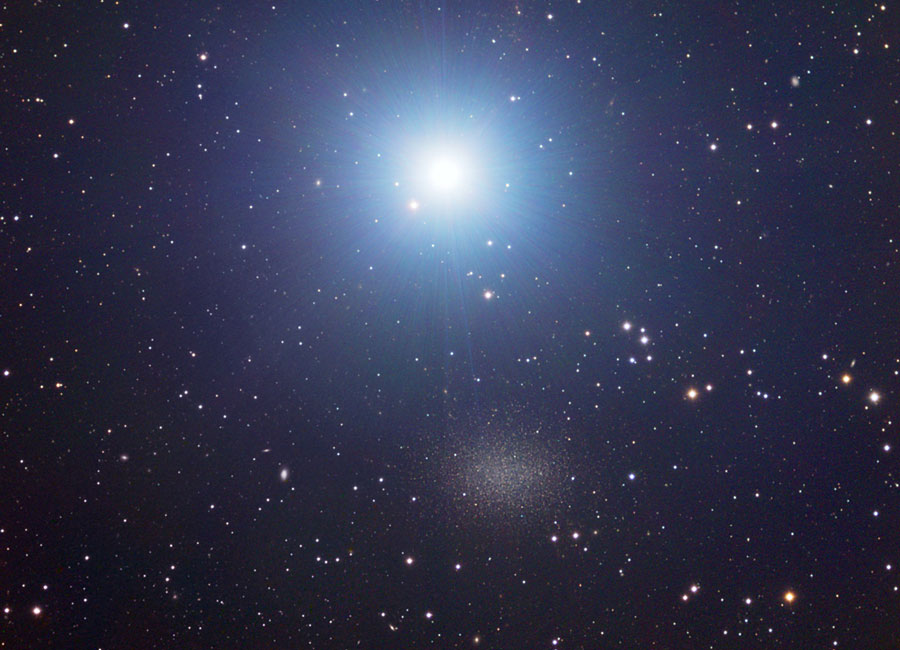 La brillante estrella Regulus cerca de la galaxia enana Leo Y