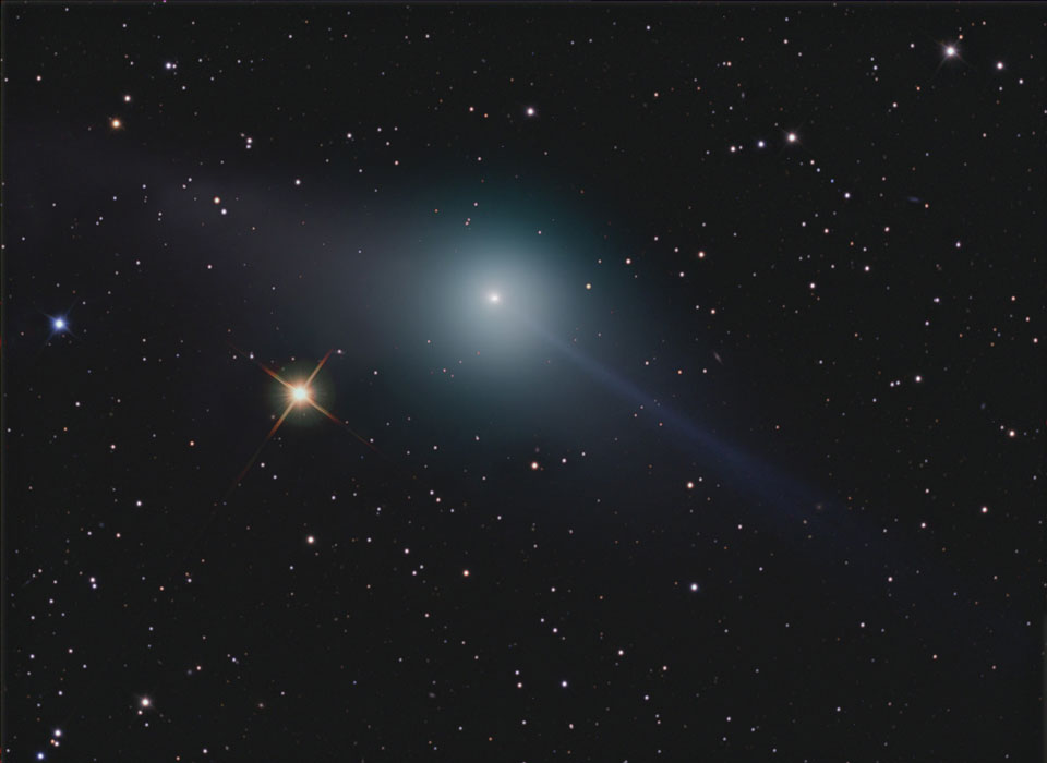 Las colas opuestas del cometa Garradd