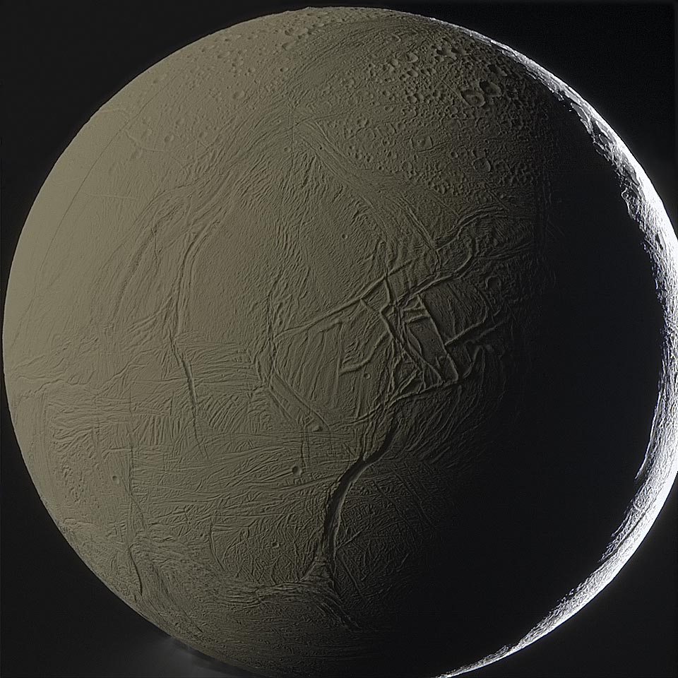 Encelado retroiluminado por Saturno