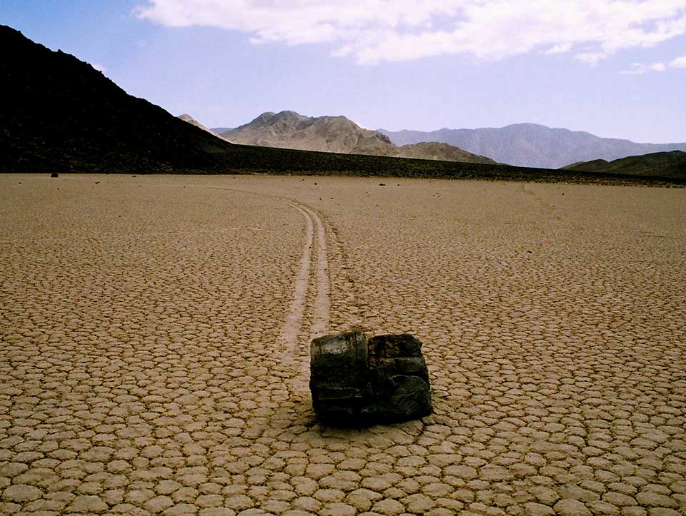 Una roca viajera en el Death Valley