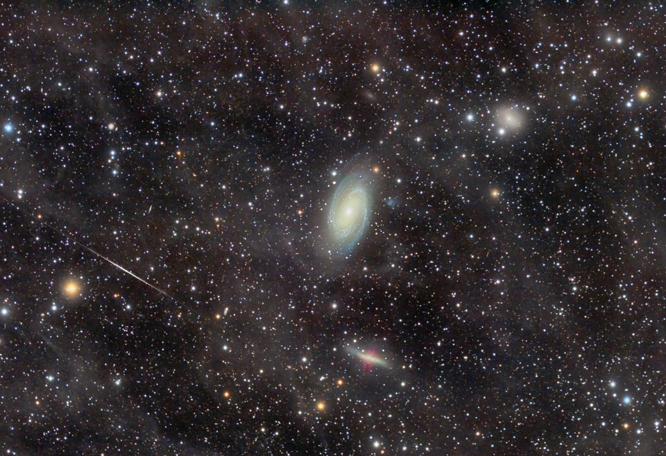 El grupo de galaxias M81 a través de una nebulosa de flujo integrado