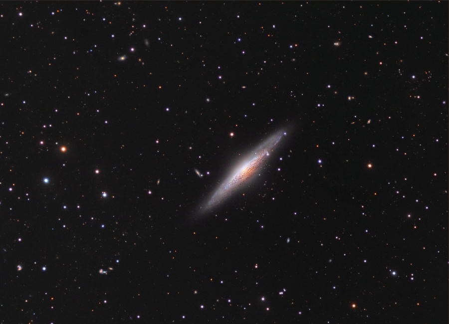 La galaxia espiral NGC 2683 de canto