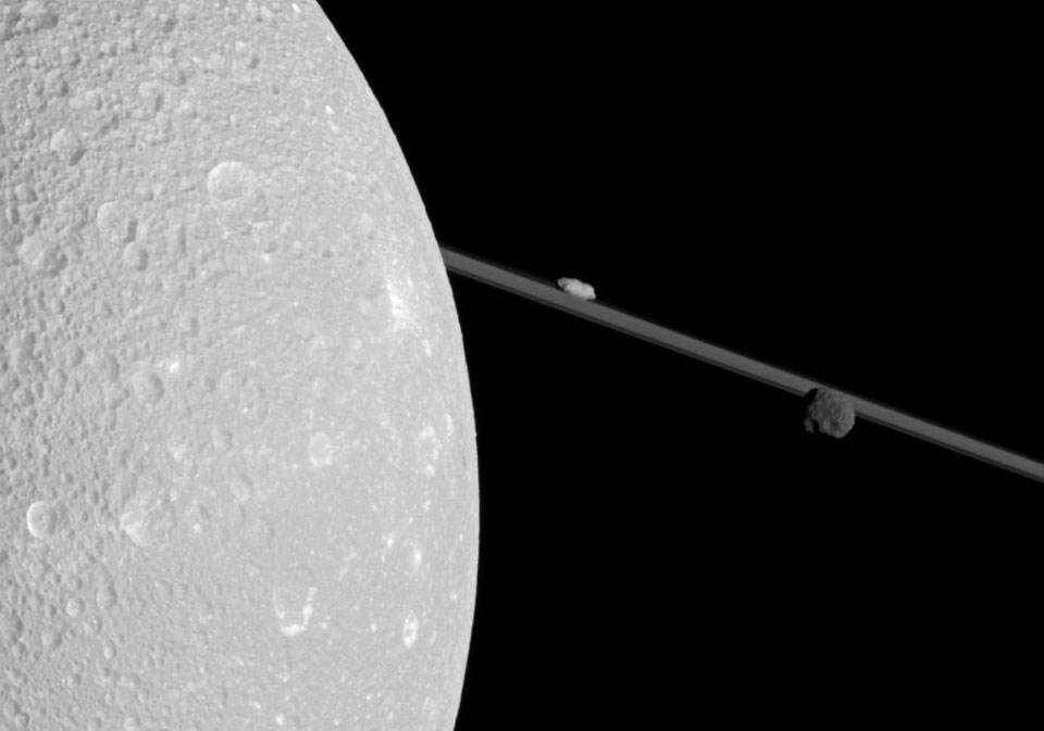 Un pase cerca de Dione, una luna de Saturno