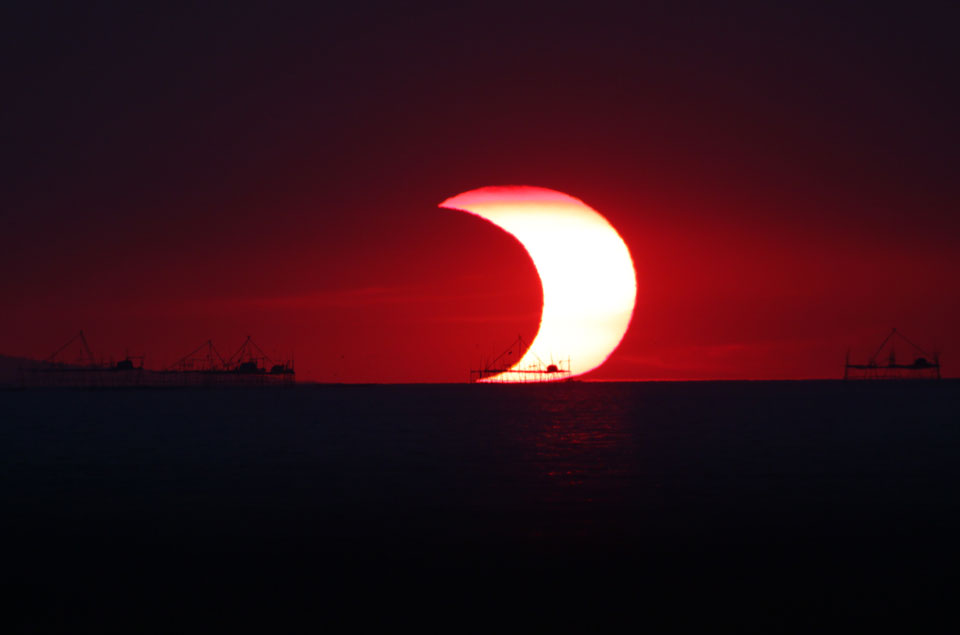 Un eclipse parcial sobre la bahía de Manila