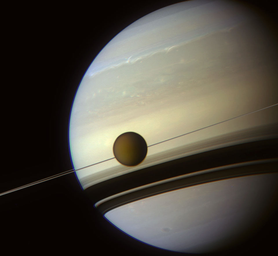 A la sombra de los anillos de Saturno