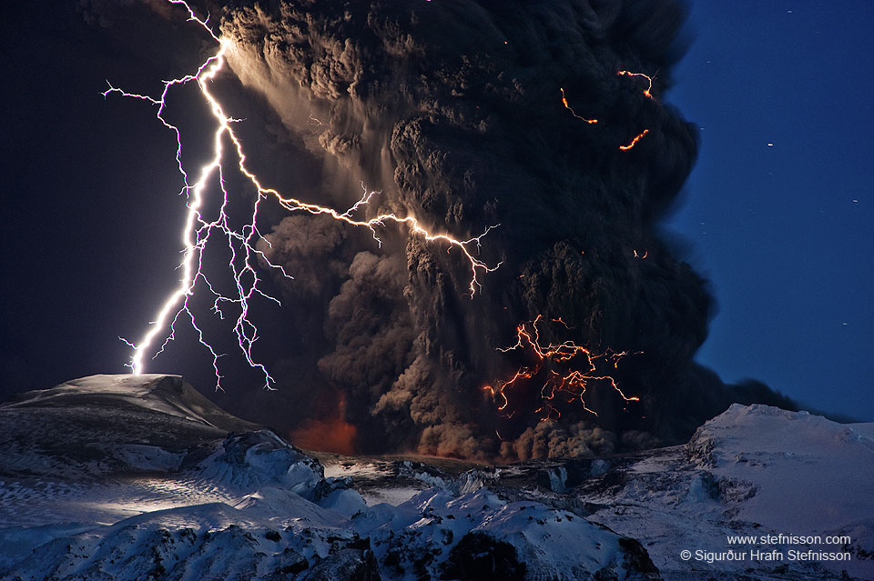 Ceniza y relámpagos sobre un volcán de Islandia