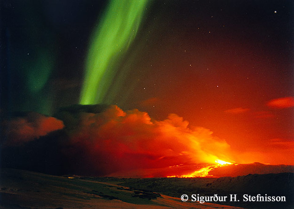 Aurora y volcán en Islandia