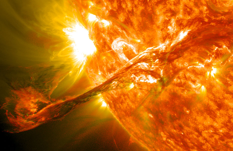 Un filamento solar entra en erupción