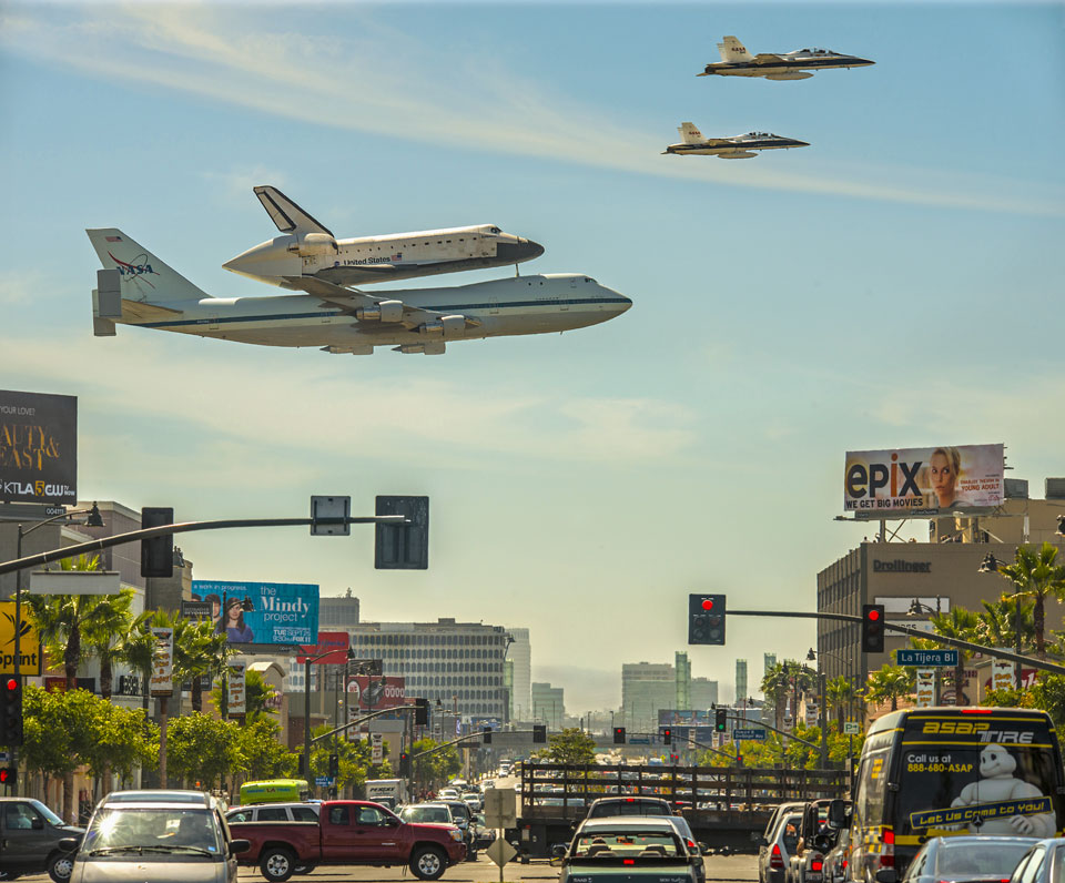 Un transbordador espacial sobre Los Ángeles