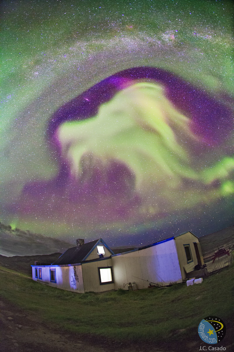 Aurora con forma de cabra sobre Groenlandia