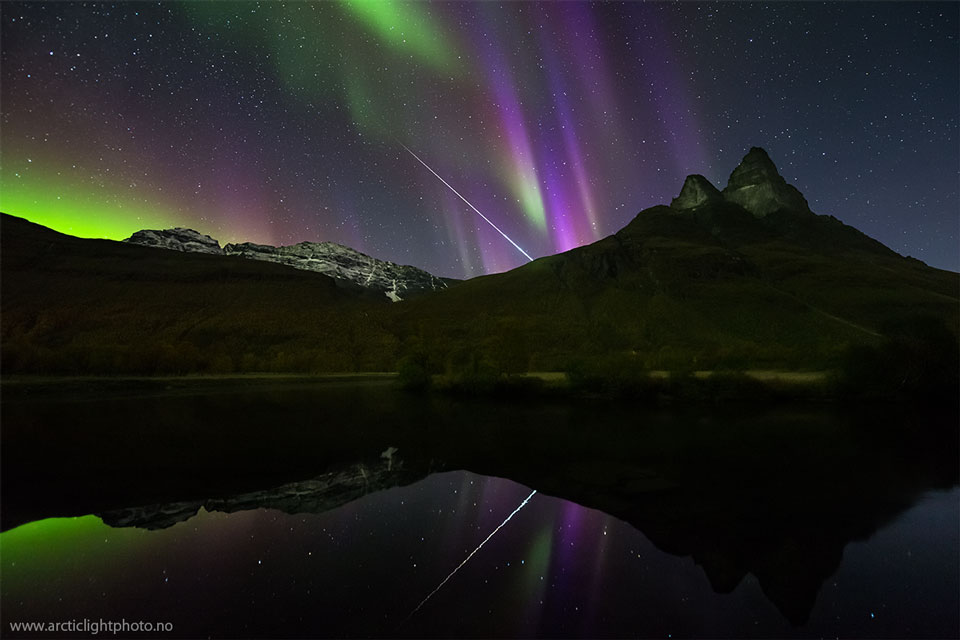 Aurora y bola de fuego sobre Noruega