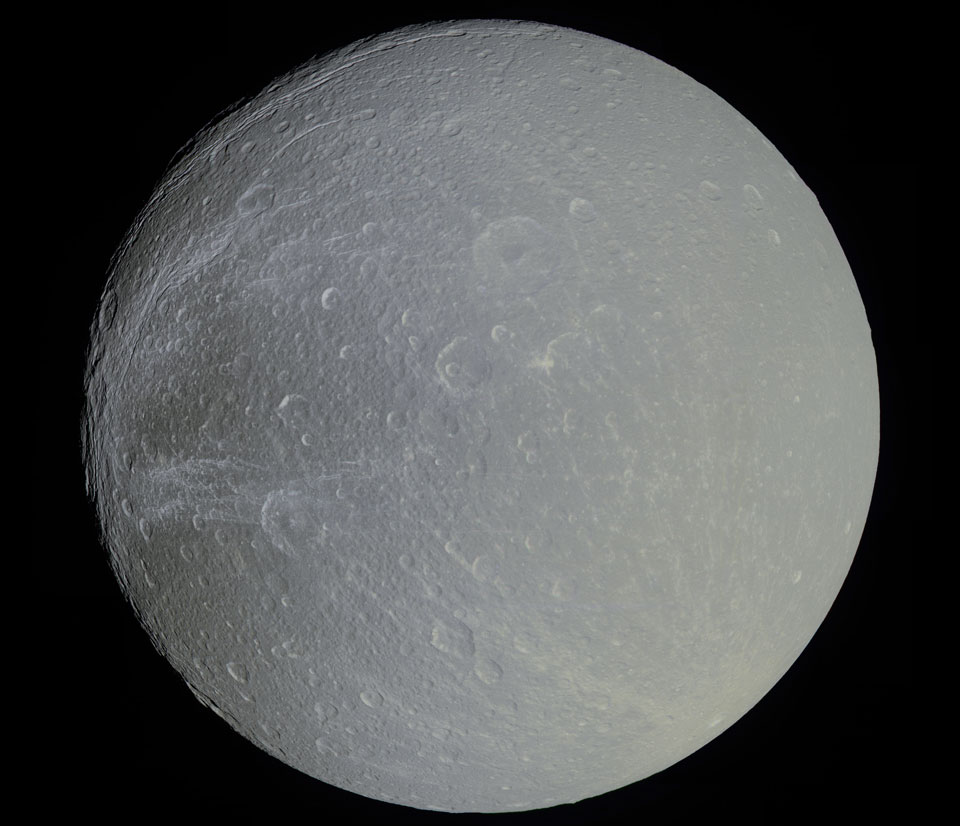 Dione, el satélite de Saturno, con un poco de color