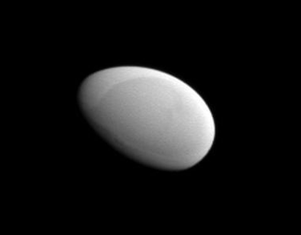 Methone: el satélite de Saturno con forma de huevo liso