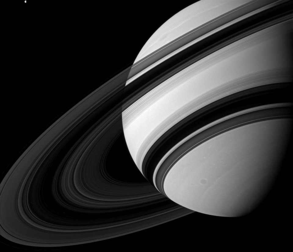 Los anillos de Saturno desde el lado oscuro