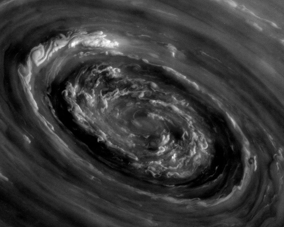En el centro del vórtice del polo norte de Saturno