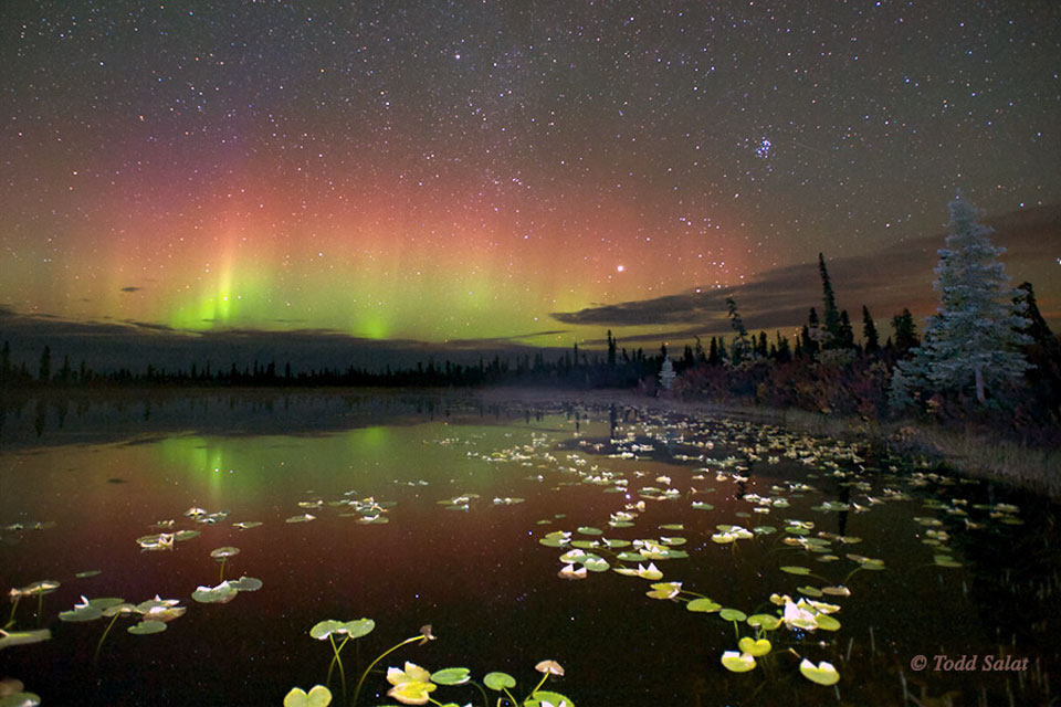 Aurora reflejada sobre Alaska