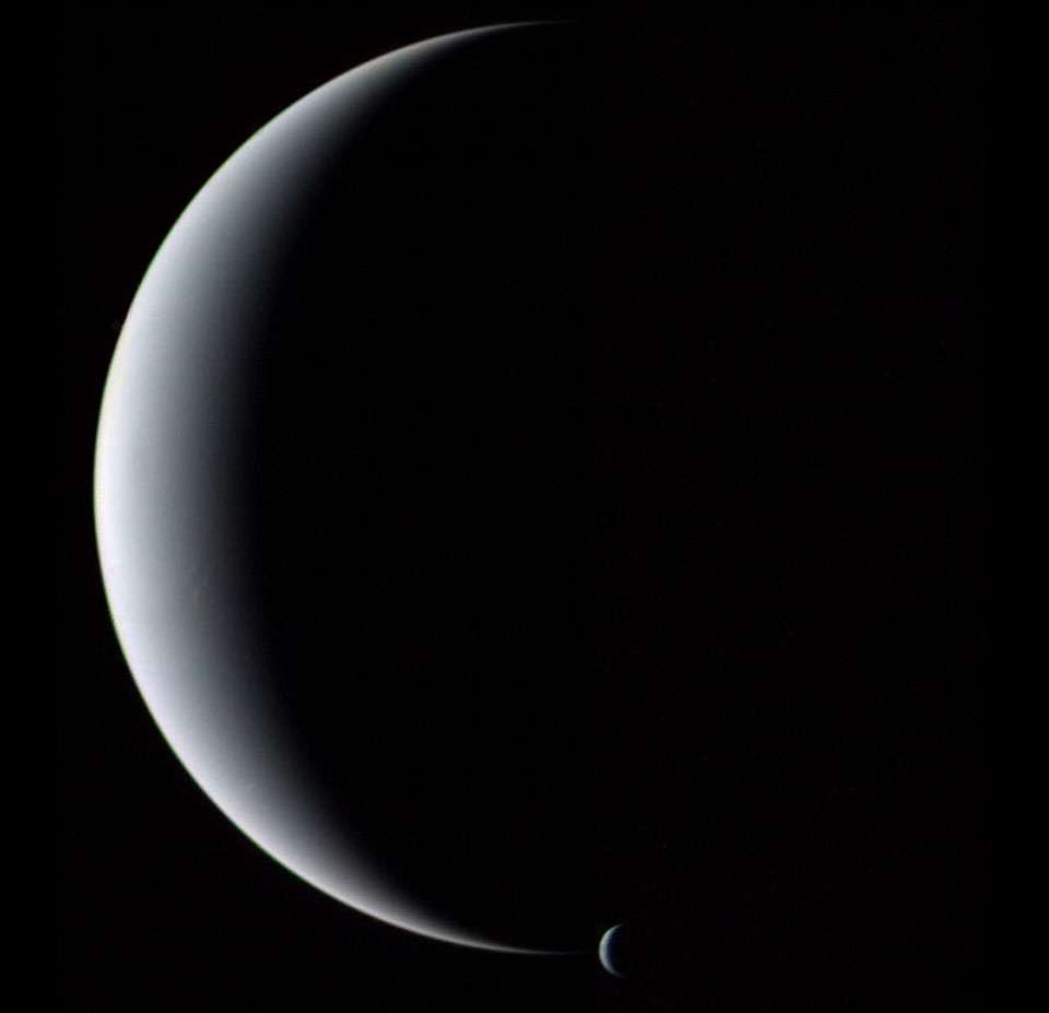 Neptuno y Tritón en fase creciente