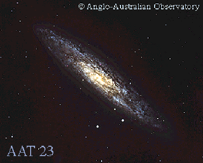 La galaxia espiral NGC 253 casi de canto