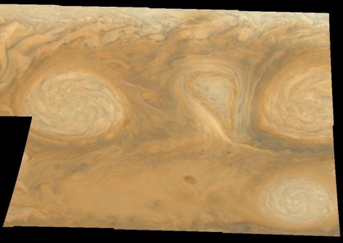 Nubes blancas ovales en Júpiter
