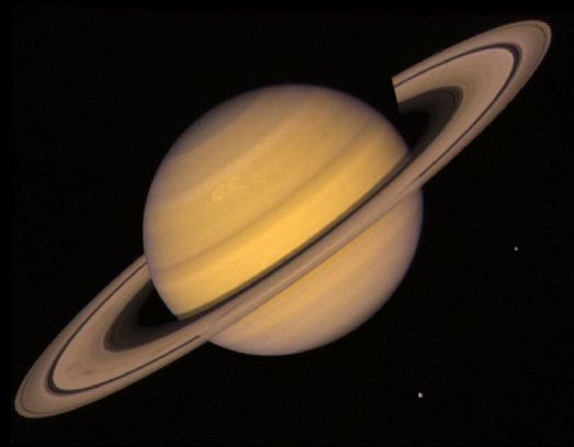 Saturno, anillos y dos lunas