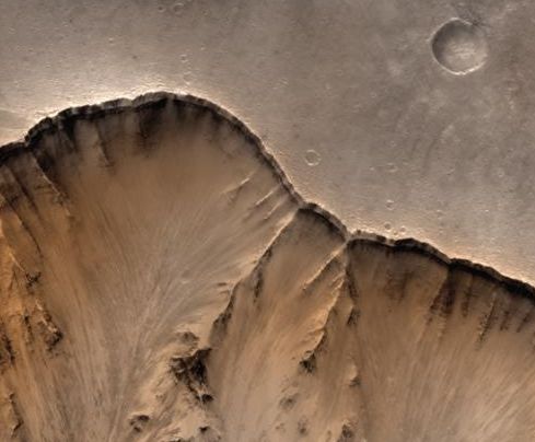 Marte: el borde de un cañón