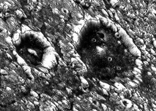 Oscuros Cráteres en Ganímedes