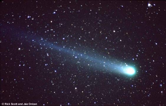 Hyakutake: Estrellas a través de la cola del cometa