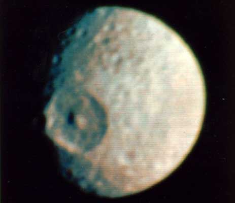 Mimas: una pequeña luna con un gran cráter
