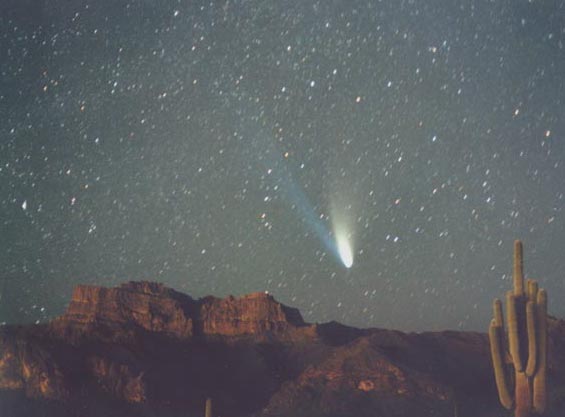 El cometa Hale-Bopp sobre las Montañas de la Superstición