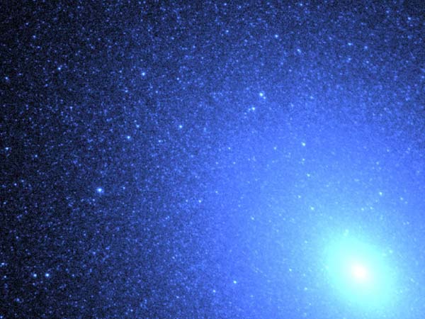 M32: Estrellas Azules en una Galaxia Espiral